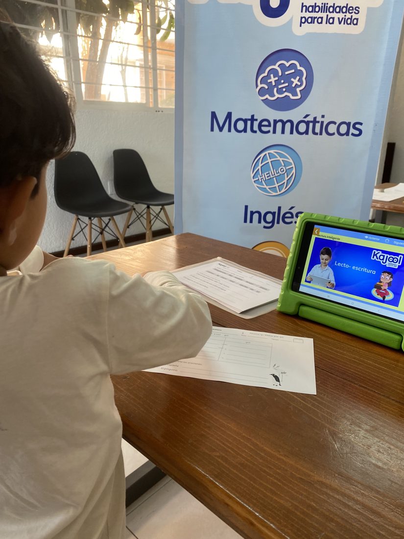 Alumno con tableta Kajool en un centro