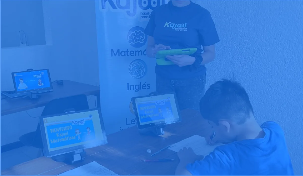 Alumnos usando tabletas en un centro Kajool